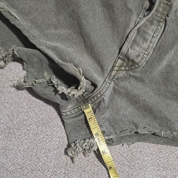 Levi's 501 Green High Rise Button Fly Frayed Hem Jean Shorts - Size 31 - Picture 11 of 13